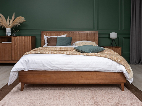 Бежевая кровать Tempo - Кровать из массива с вертикальной фрезеровкой и декоративным обрамлением изголовья